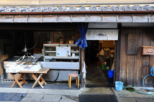 湯浅町の伝統的建造物群保存地区にあるお魚屋さん