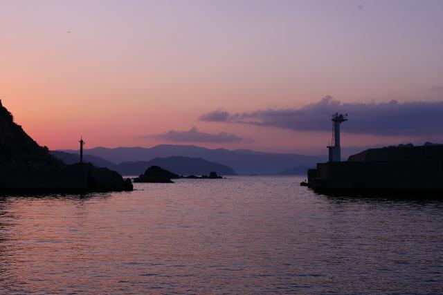 夜明け前の逢井漁港